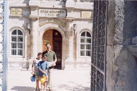 Oğulları Burçay ve Kutay'la 4 eylül Müzesi önünde - 1996