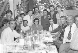 İzzet Altınmeşe, Hikmet Taşan, Kemal Kırmızı, Tuğrul tezer, M. Ali Yanıkoğlu ve İzmirli bir grup ile 1982